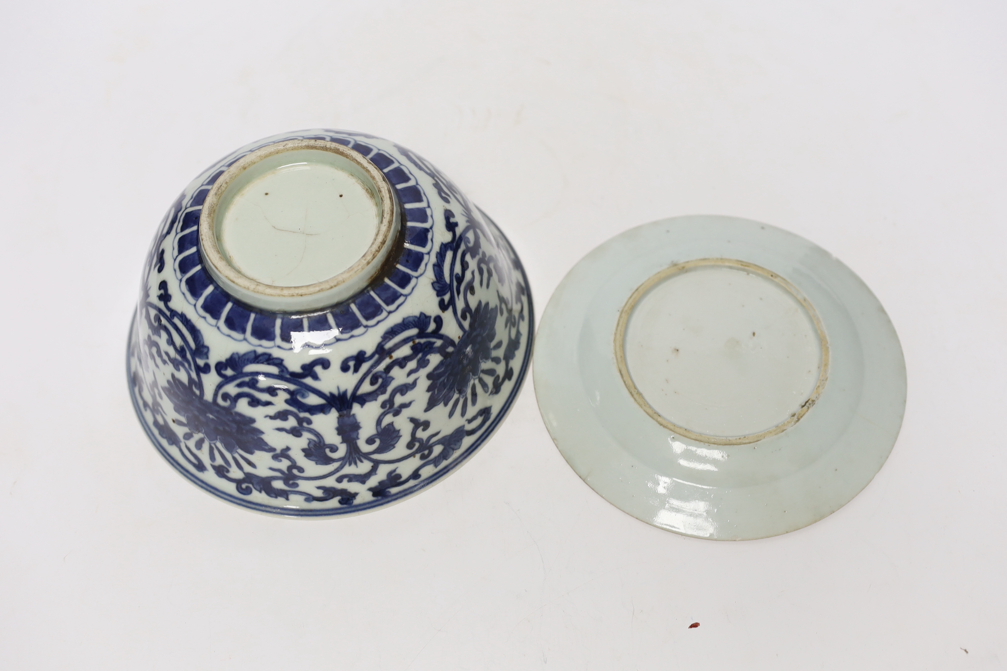 An 18th century Chinese blue and white dish together with a blue and white bowl, 19cm